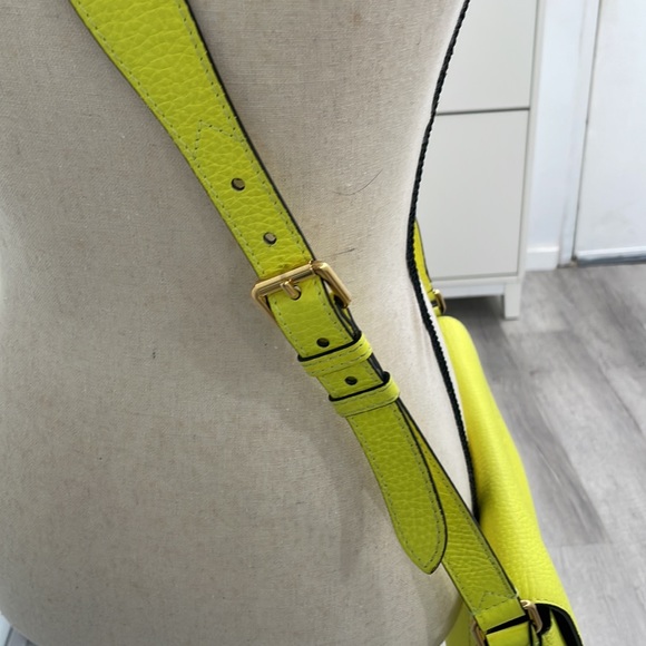 Women's Small Burberry Crossbody Bag In Neon Yellow Grained Calfskin - Picture 10 of 14